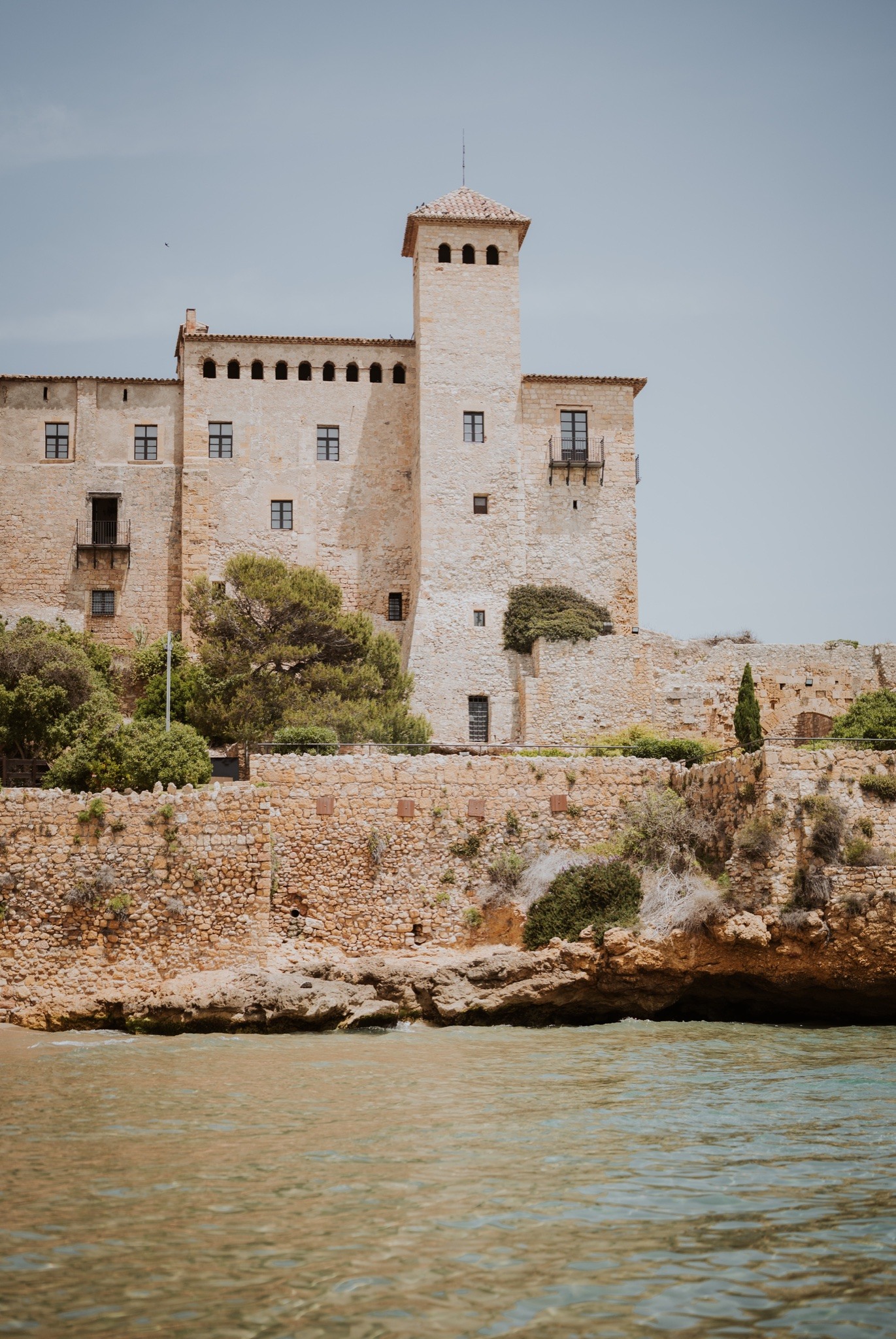Historische sandfarbene Steinarchitektur an der mediterranen Küste bei Barcelona, Spanien