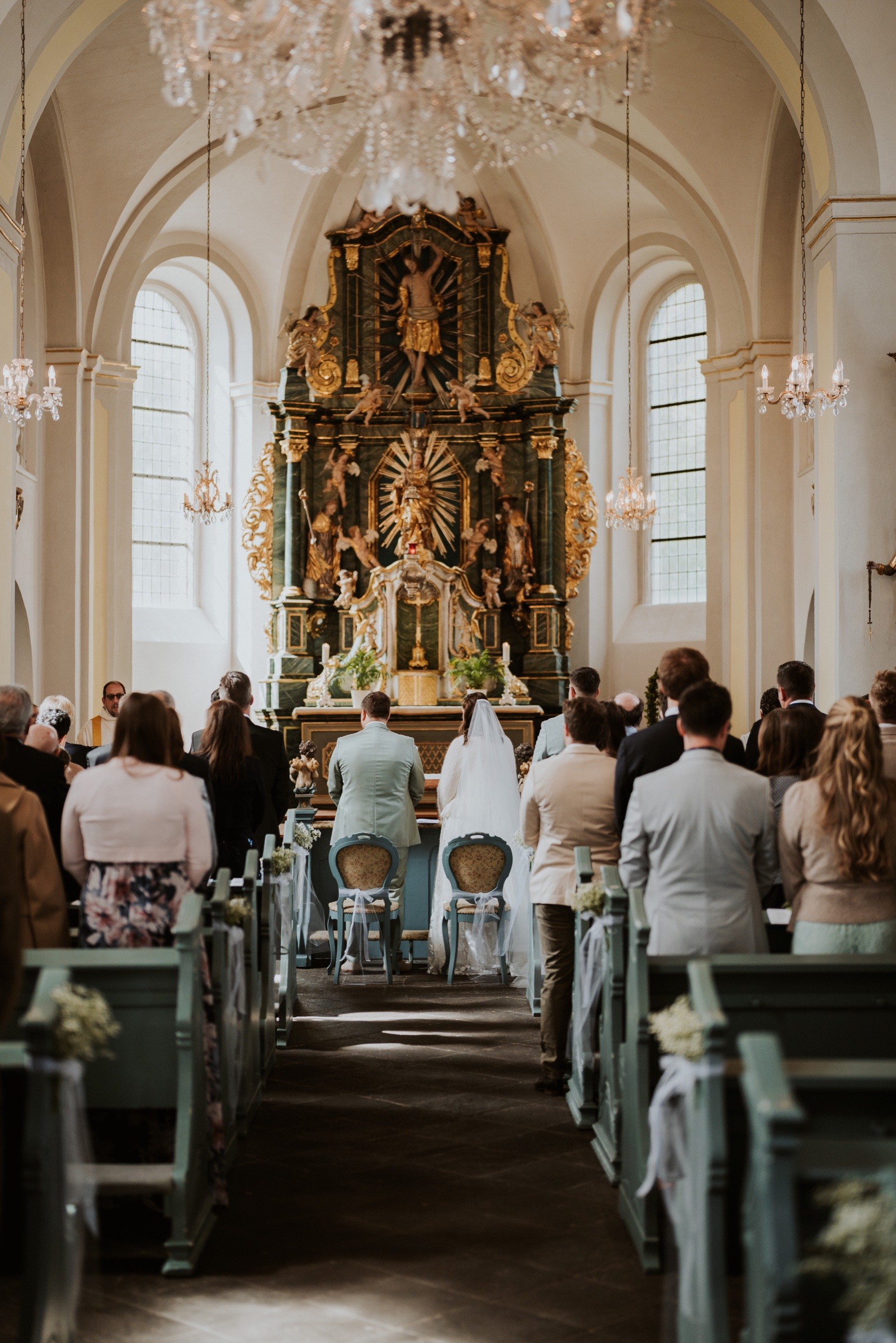 Eine Hochzeitszeremonie in einer festlichen Kirche.