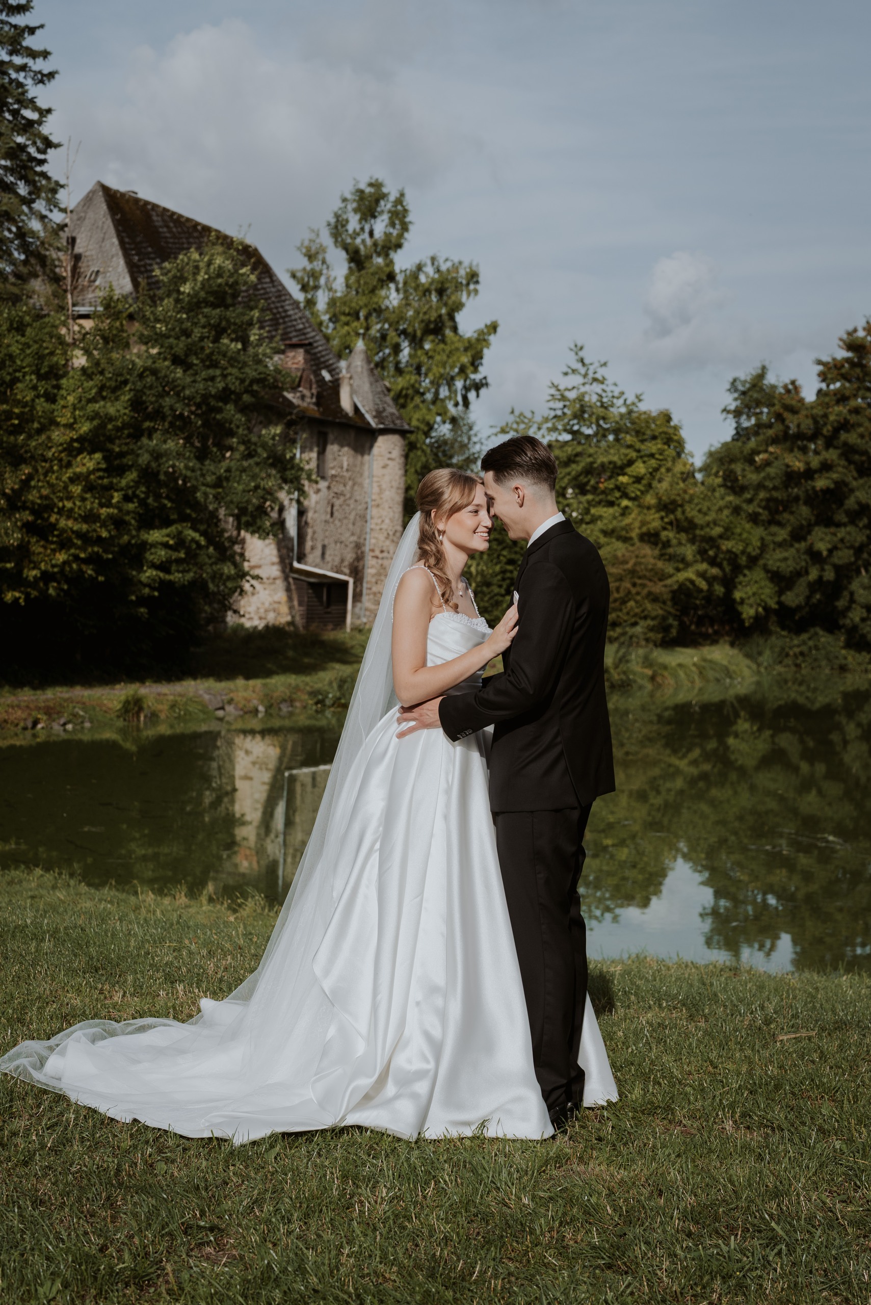 David und Leonie lachen gemeinsam am Wasser.