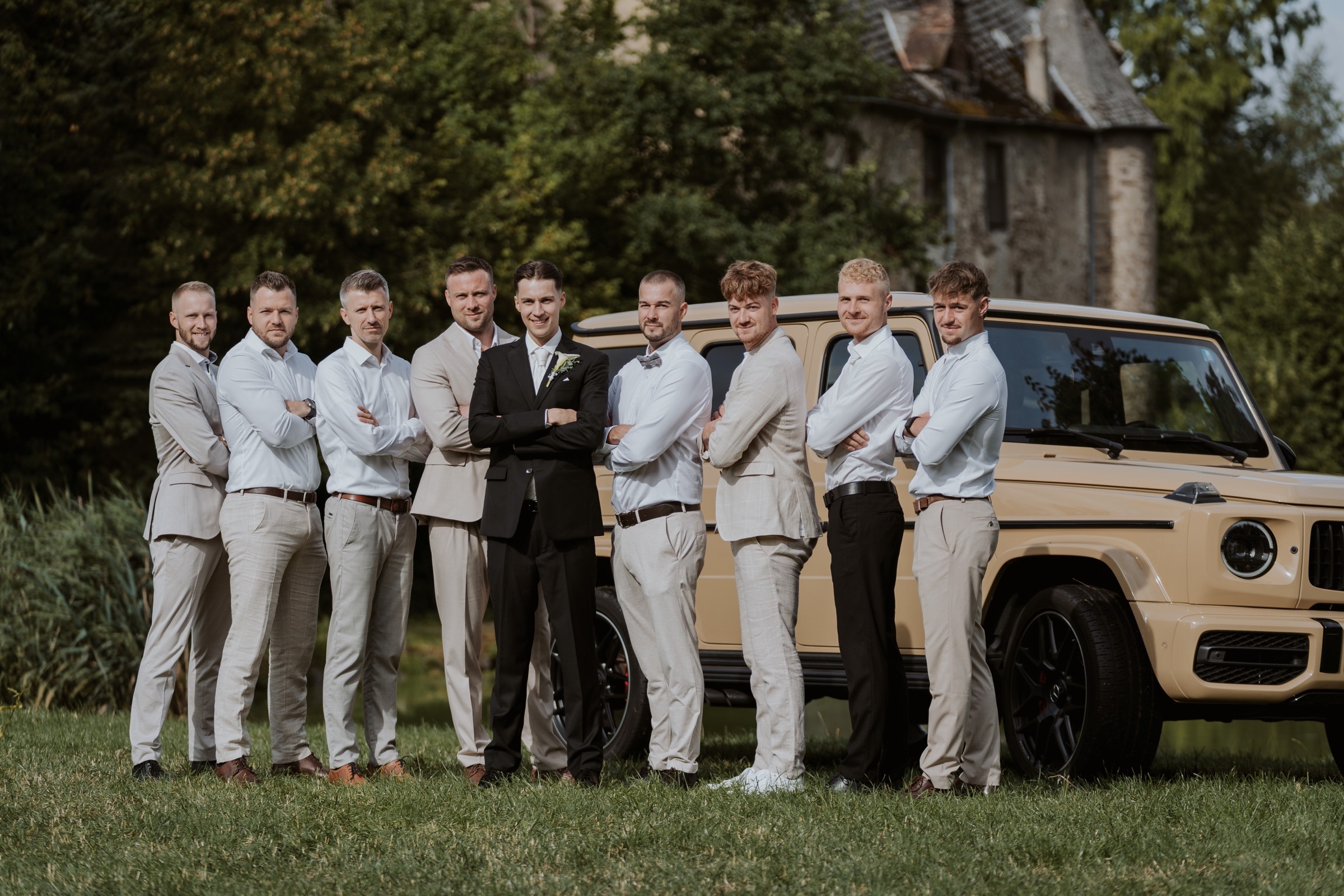 David mit seinen Freunden vor dem Hochzeitsauto.
