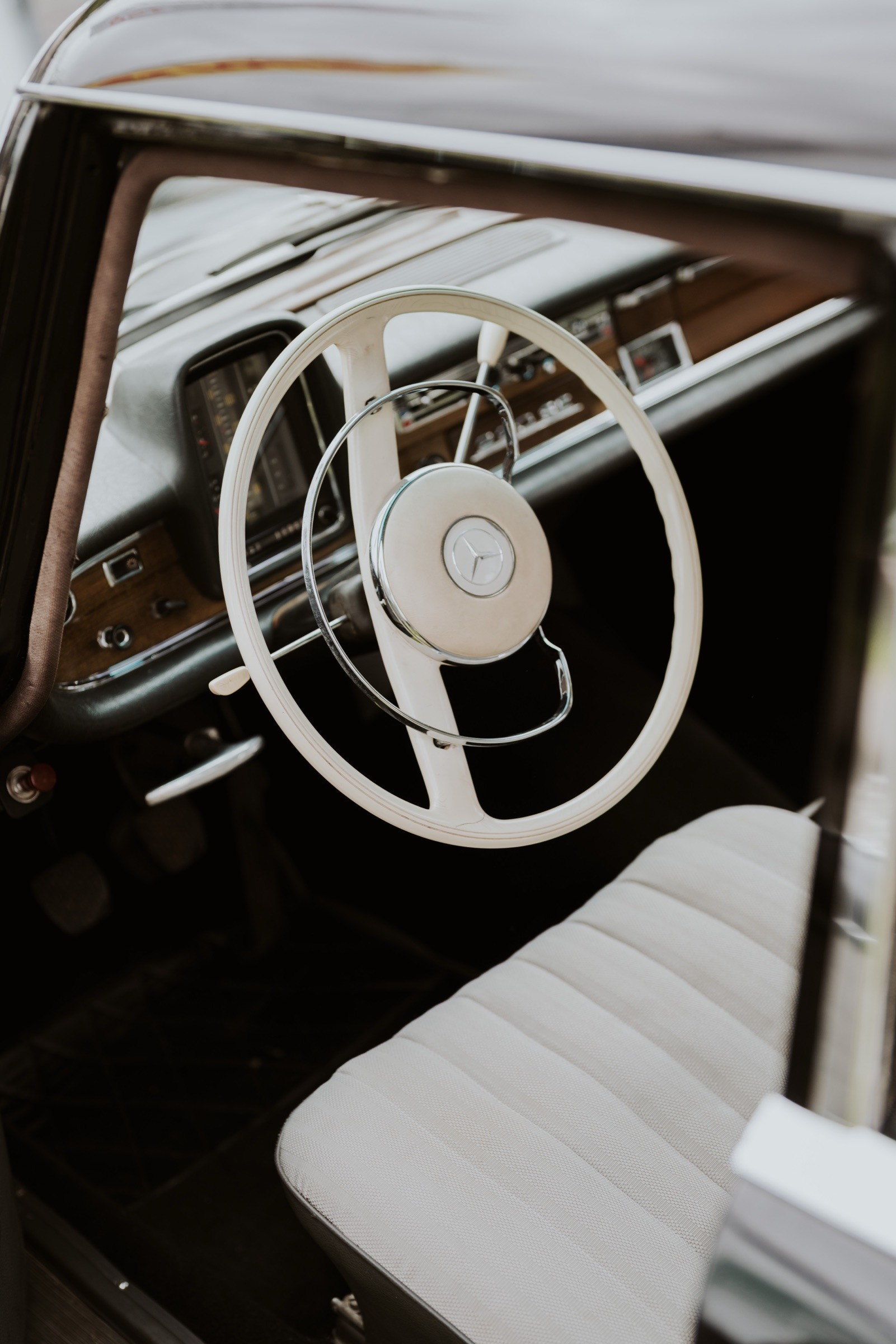 Das Lenkrad eines klassischen Mercedes als Hochzeitsauto