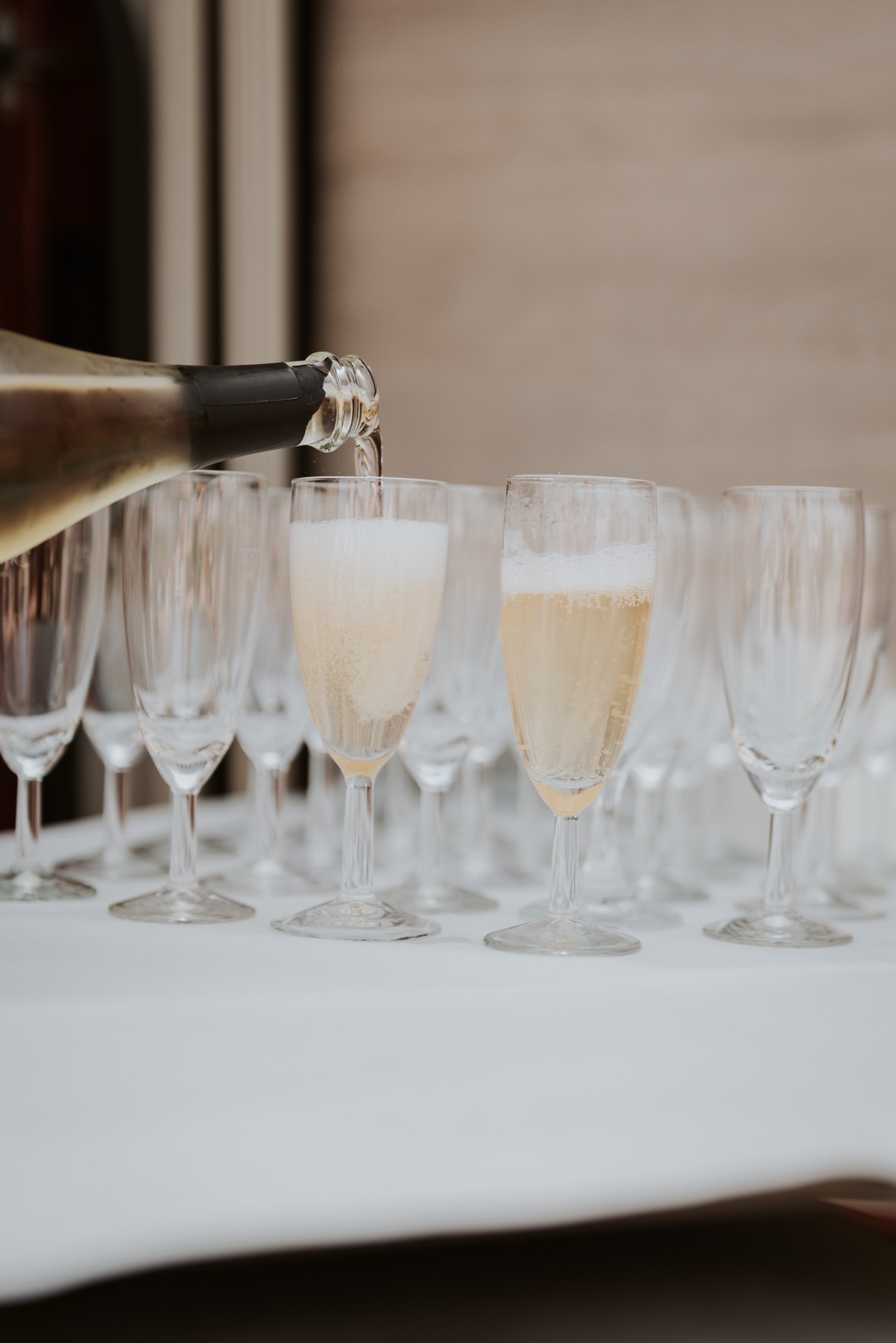 Sekt wird für die Hochzeitsgäste eingeschenkt.