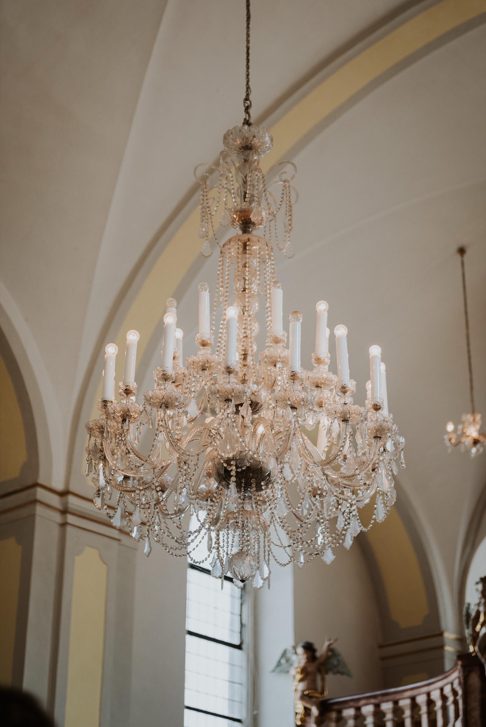 Ein Kronleuchter in der Kirche.