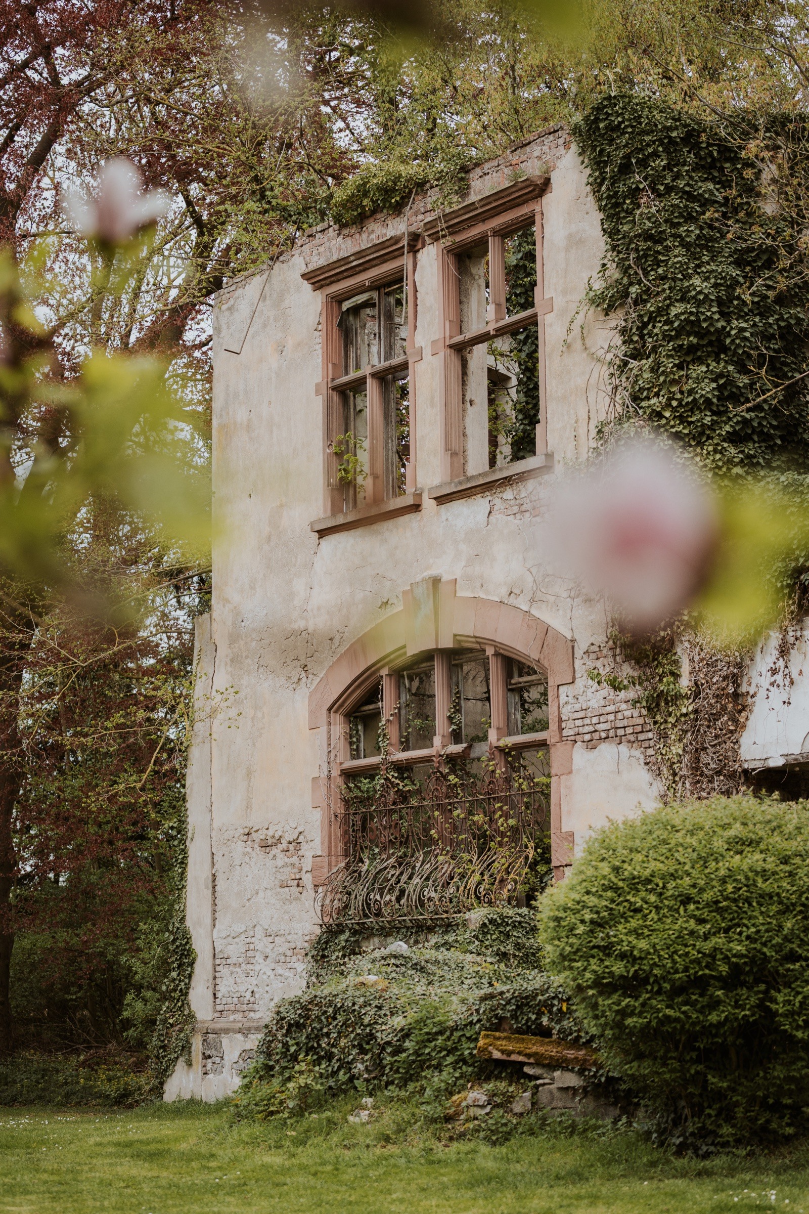 A wedding venue surrounded by greenery.